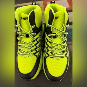 Hi-Tec men’s 8.5 demolisher mid shoes- new in box